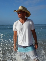 Kenny Chesney visits No Shoes Reefs in Florida
